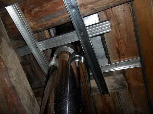The pipe should not be fixed rigidly when passing through the roof.