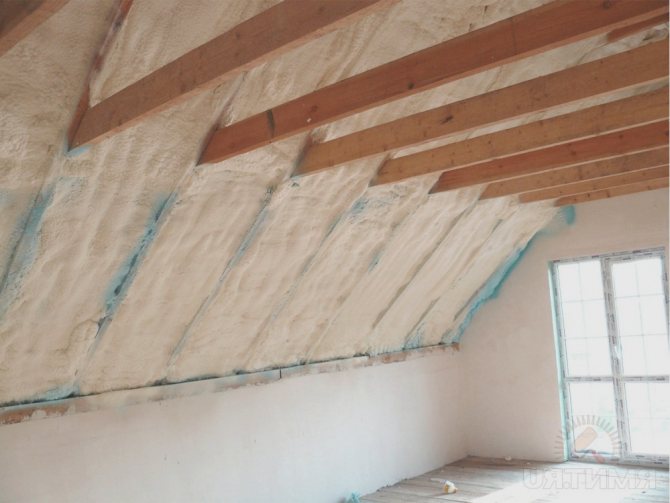 Sometimes insulating the roof of a private house is much more difficult than insulating an apartment building