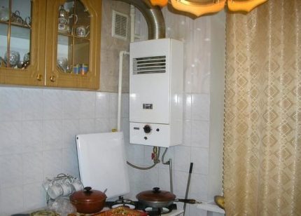 Настенный газовый котел на кухне в квартире