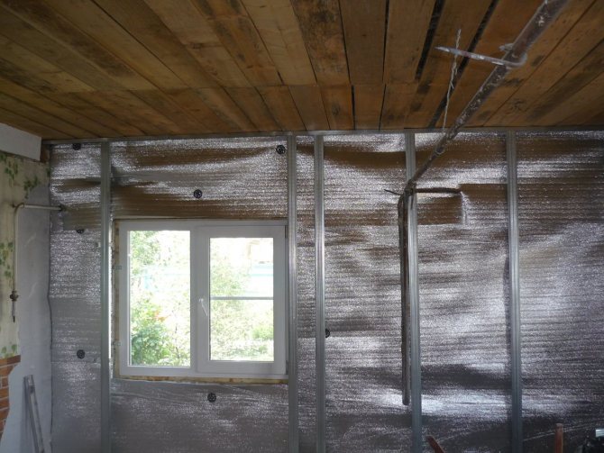 Before laying foil insulation on the wall, you should watch a training video and read the recommendations of experts