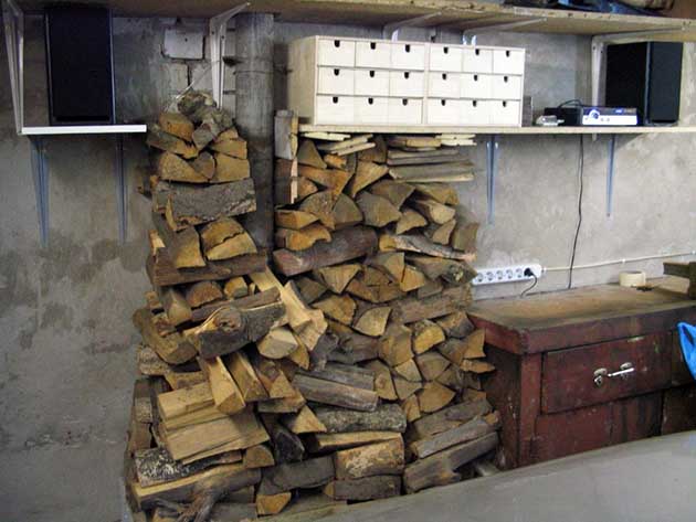 Складирование дров в гаражном помещении