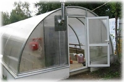 Polycarbonate greenhouse equipped with a potbelly stove
