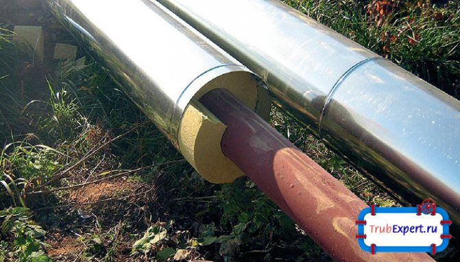 Insulating a sewer pipe with mineral wool