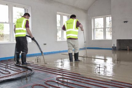 Pouring the floor with cement mortar